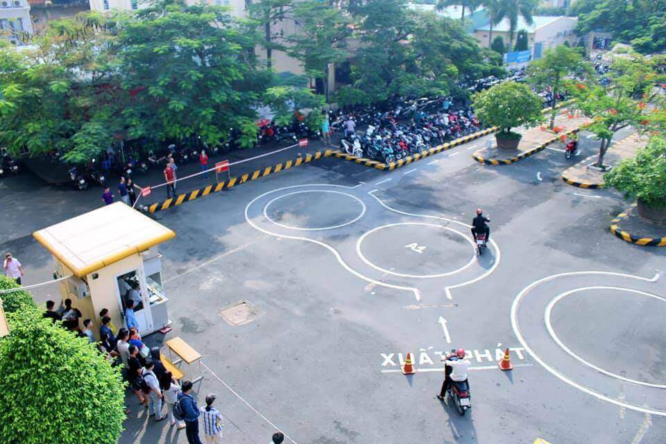 Bao nhiêu tuổi được thi bằng lái xe máy