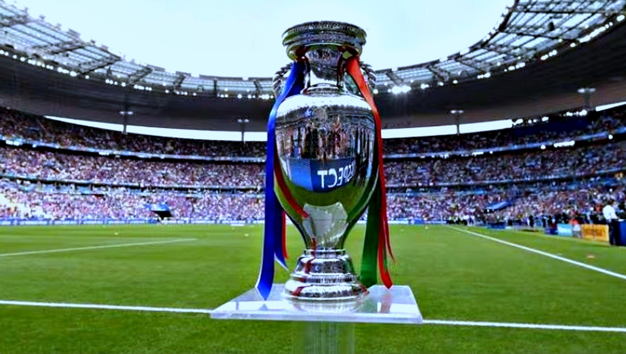 Euro mấy năm một lần?