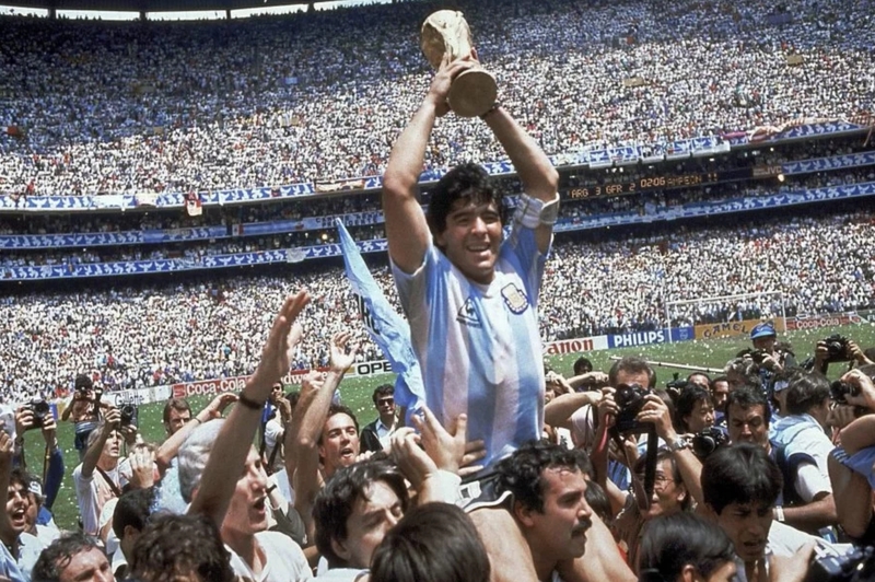Maradona để lại dấu ấn bằng tài năng ngẫu hứng và World Cup 1986 huyền thoại. 
