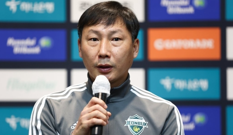 HLV Kim Sang Sik mang kinh nghiệm bóng đá Hàn Quốc đến với đội tuyển Việt Nam. 