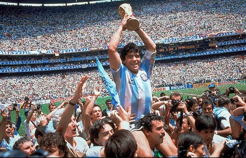 Diego Maradona để lại dấu ấn sâu đậm nhờ kỹ thuật siêu hạng, cá tính mạnh và những khoảnh khắc kinh điển.