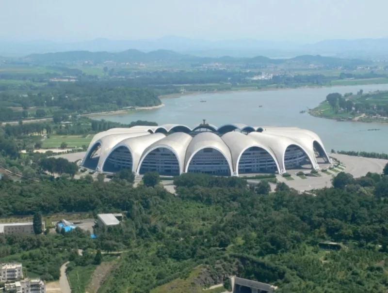 Rungrado May Day Stadium nổi bật với quy mô lớn và thiết kế mái vòm dạng cánh hoa rất dễ nhận diện.