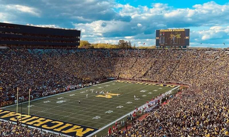 Michigan Stadium là sân vận động lớn nhất Hoa Kỳ, nổi tiếng với biệt danh “The Big House” và văn hóa cổ vũ cuồng nhiệt.