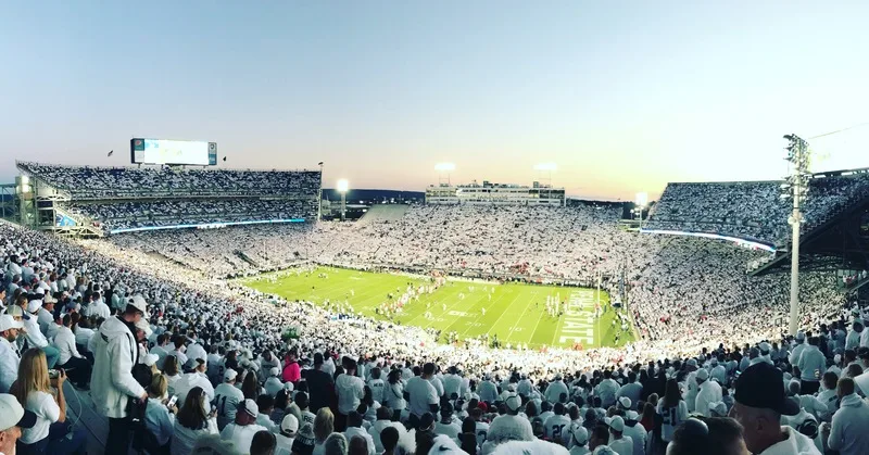 Beaver Stadium là biểu tượng của Penn State, nổi bật với sức chứa hơn 100.000 chỗ và không khí “White Out” đặc trưng.