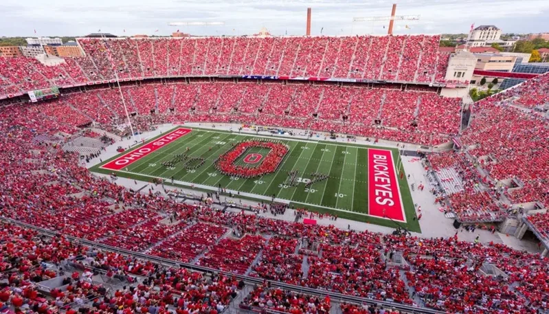 Ohio Stadium gây ấn tượng với hình dáng móng ngựa độc đáo và lịch sử lâu đời của bóng bầu dục đại học Mỹ.