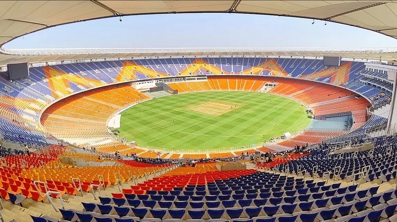 Narendra Modi Stadium tại Ấn Độ hiện là sân vận động lớn nhất thế giới với sức chứa khoảng 132.000 chỗ ngồi.