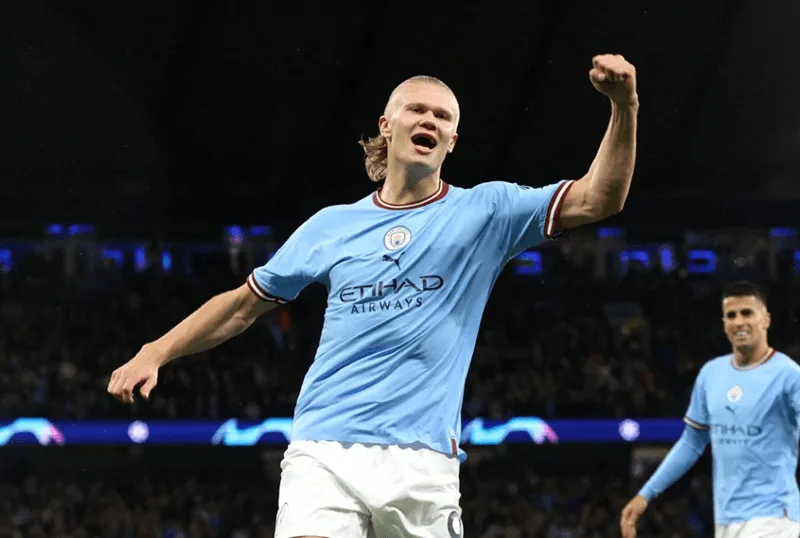 Tiền đạo số 9 ăn mừng bàn thắng tại đấu trường danh giá UEFA Champions League.