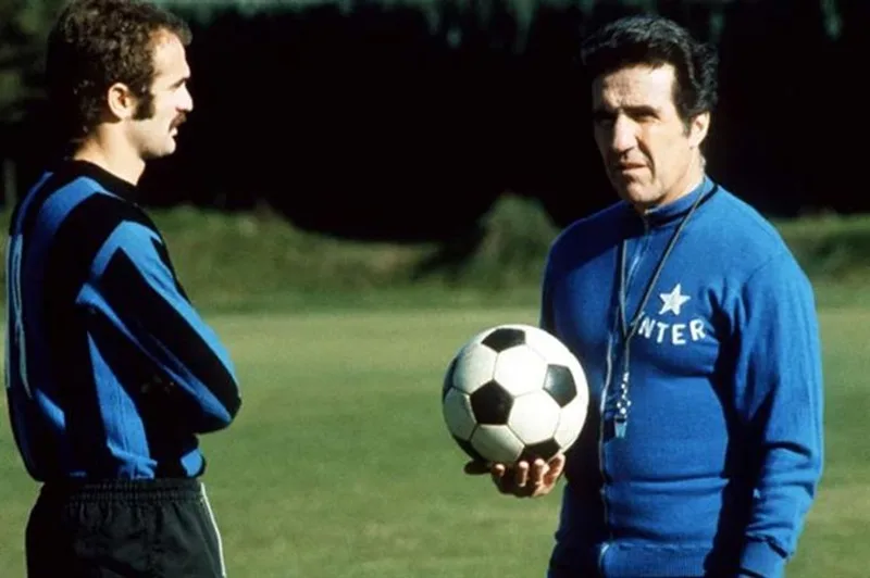 Huấn luyện viên Helenio Herrera (Il Mago) chỉ đạo các cầu thủ Inter Milan vận hành hệ thống "hộp xích" Catenaccio.