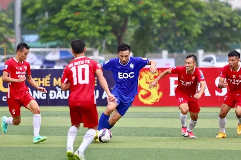 Sơ đồ 3-2-1 (hình cây thông) ưu tiên sự an toàn tuyệt đối cho hàng phòng ngự.