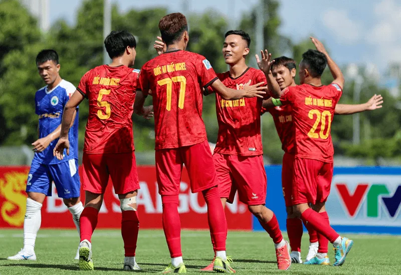 Hệ thống 2-1-2-1 (kim cương biến thể) giúp kiểm soát thế trận ở khu vực trung tuyến.