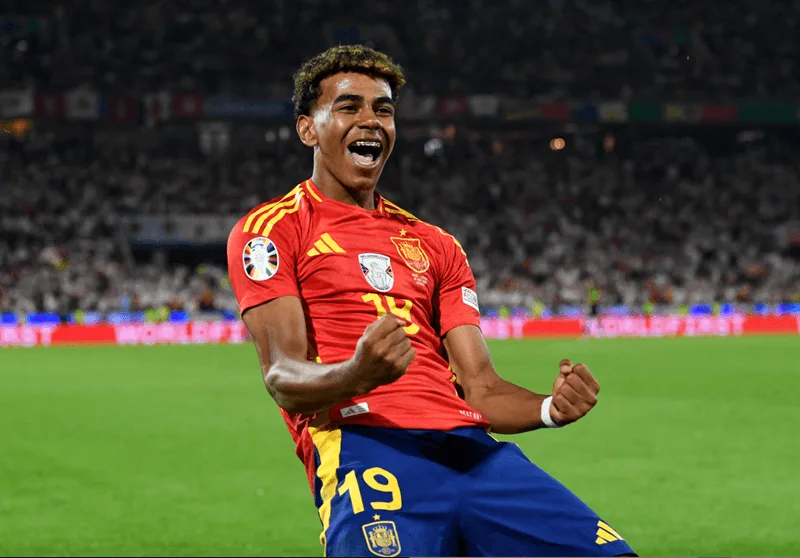 Lamine Yamal đi vào lịch sử với tư cách là cầu thủ trẻ nhất ghi bàn trong một trận El Clásico.