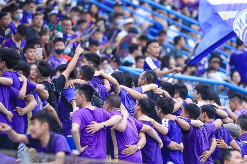 Toàn cảnh không khí sôi động và rực lửa trên các khán đài trước vòng đấu hạ màn V-League.