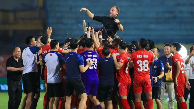 Niềm vui vỡ òa của các cầu thủ Công An Hà Nội trong ngày chính thức nâng cao chiếc cúp vô địch sớm.