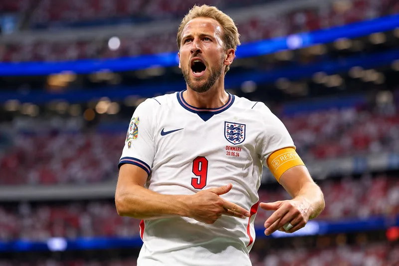 Harry Kane đeo băng thủ quân và dẫn dắt tuyển Anh tại nhiều giải đấu lớn