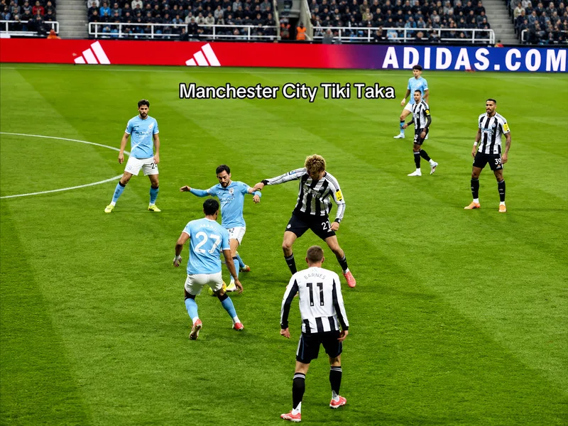 Tiki taka hiện đại đã được biến đổi với tốc độ cao hơn, pressing mạnh hơn và nhiều đường chuyền trực diện nhằm tăng tính hiệu quả.
