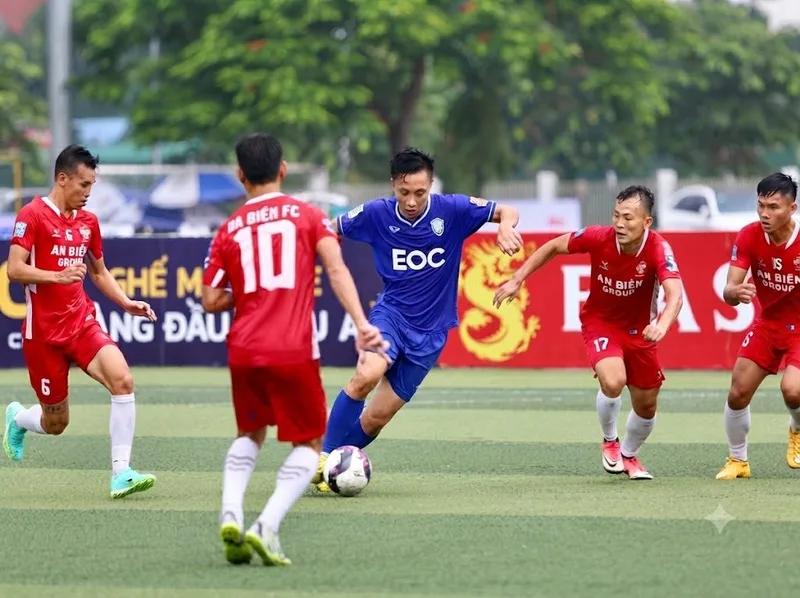 Lựa chọn sơ đồ chiến thuật sân 7 cần dựa vào điểm mạnh cầu thủ và cách chơi của đối thủ.